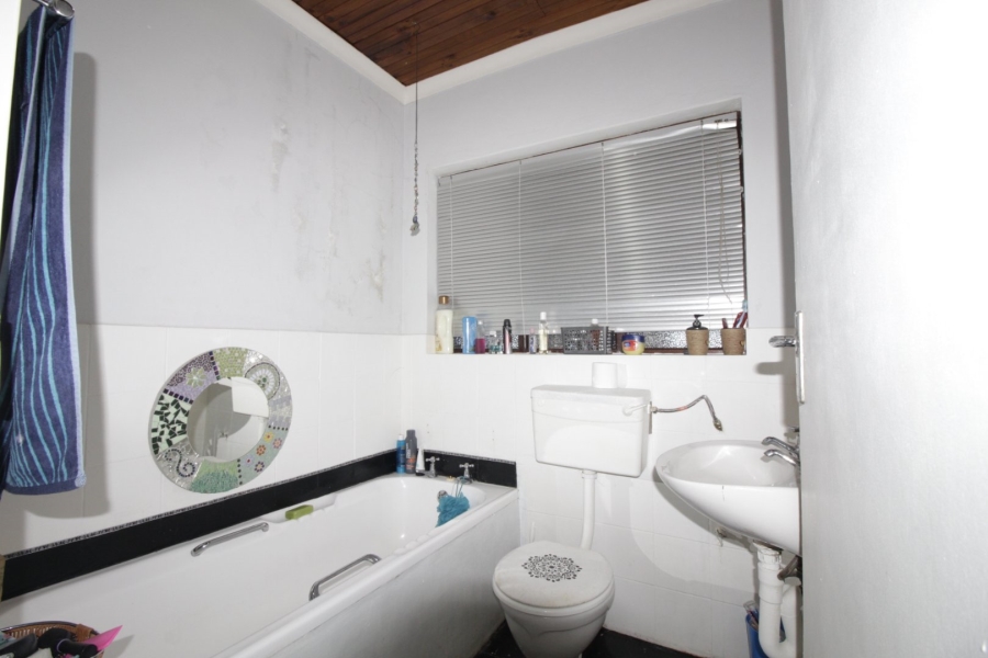 6 Bedroom Property for Sale in Wavecrest Eastern Cape